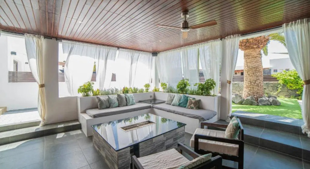 Вилла 6 Bedroom Luxury Villa 300m from the water front