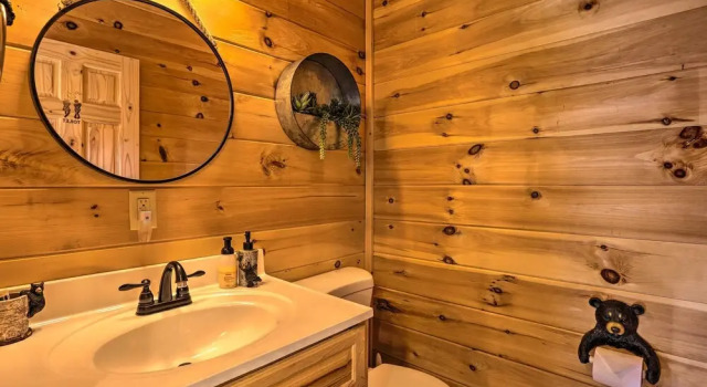 Коттедж Lovely Log Cabin + Bunkhouse w/ Views & Yard!