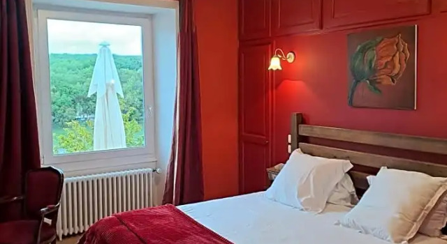 O podwyższonym standardzie pokój Logis Hôtels Domaine du Châtelard