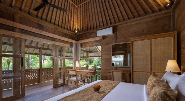 Люкс с балконом Rumah Kayu Resort