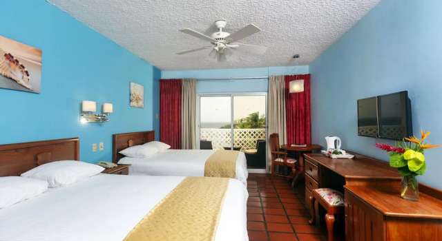 Четырёхместный номер Standard с балконом и с видом на океан Grafton Beach Resort