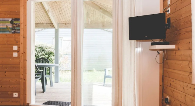 Comfortable Chalet With a Porch Near the Atlantic Coast, Rezerwuj Chalet Hotele w Charente-Maritime z basenem, Basen