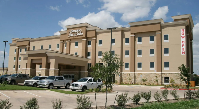 Кровать в общем номере Hampton Inn & Suites Cleburne