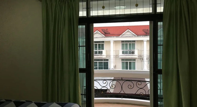 Family Guesthouse, Забронировать Отель Отели Бангкока с парковкой, Парковка