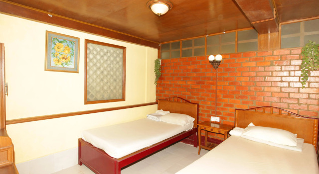 Okinawa Guest House, Забронировать Гостевой дом Гостевые дома Янгон, рядом с Sein Yaung Chi Pagoda, Гостевой дом