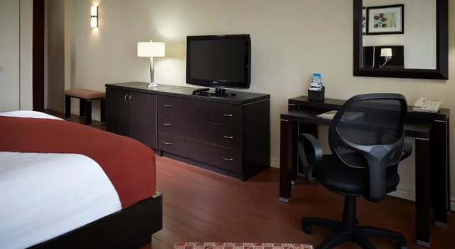 Номер Superior Holiday Inn & Suites Montreal Airport by IHG
