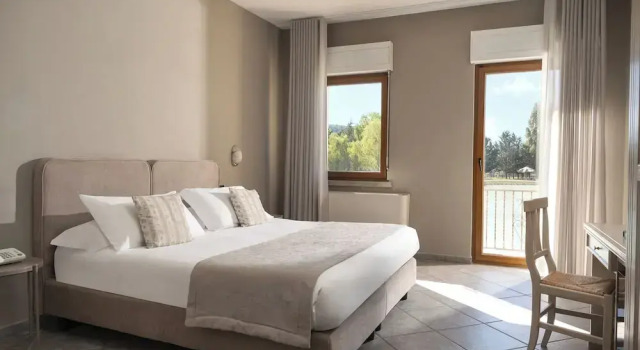 Четырёхместный номер Standard с видом на озеро Hotel Don Luis