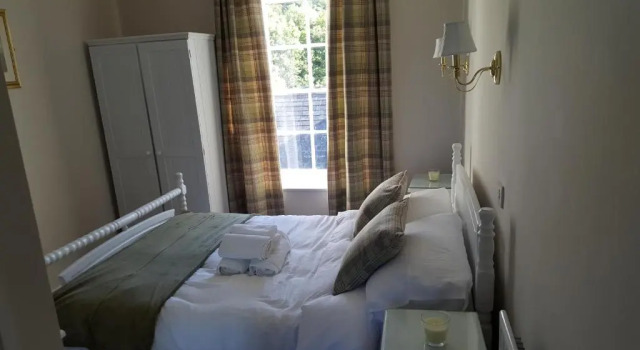 Central Bar Guesthouse, Забронировать Отель «постель и завтрак» Кушендолл Графство Антрим