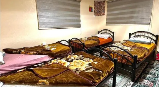 Кровать в общем номере Petra Heritage House