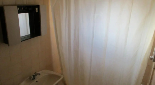 Postel ve společném pokoji pro muže Onisillos Hotel