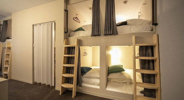 Кровать в общем номере The Theater Hostel Akasaka
