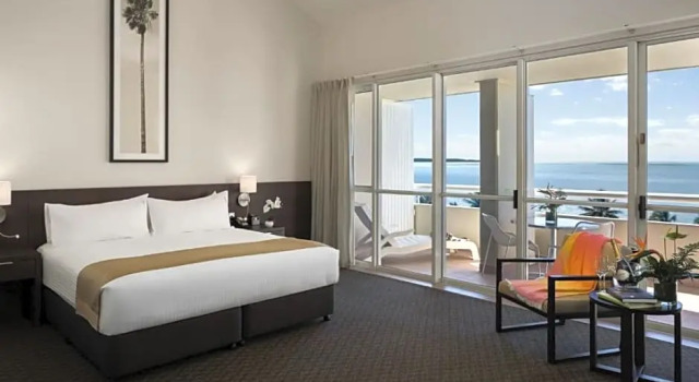 Номер Deluxe Cairns Harbourside Hotel