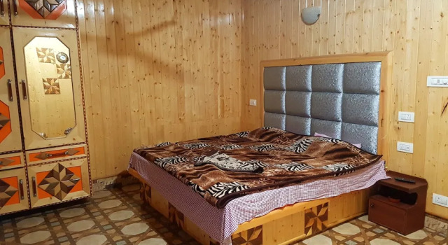 Кровать в общем номере Grand Noora Palace