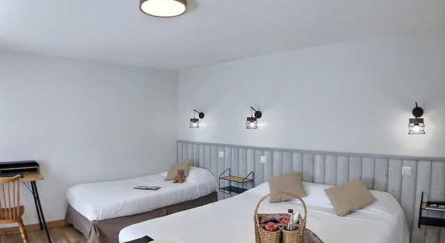 Трёхместный номер Standard с видом на внутренний двор Logis Hôtel du Cygne