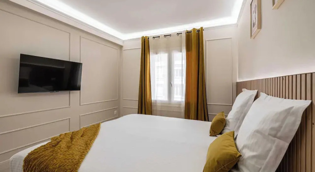 Haussmann Apartment - South-facing Balcony 2br/4p
