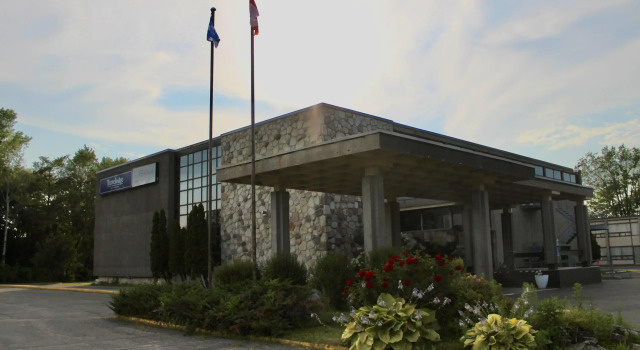 Travelodge by Wyndham Trois-Rivieres, Book Hotel Hotels in Trois-Rivieres with Parking, near Parc Laviolette, Parking