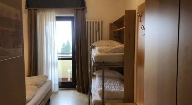 Четырёхместный номер Standard с балконом Hotel Derby