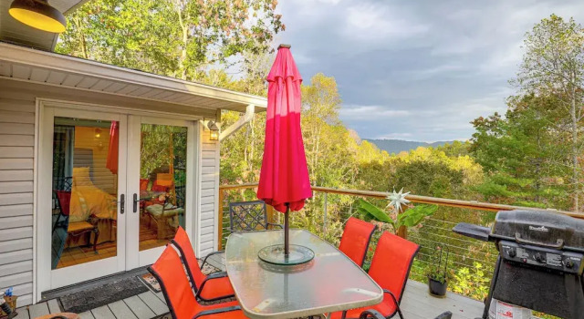 Коттедж Ski Asheville! Mountain-view Hideaway w/ Deck