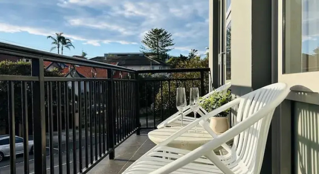 Апартаменты Bright 2-bed Flat With Balcony in Vaucluse