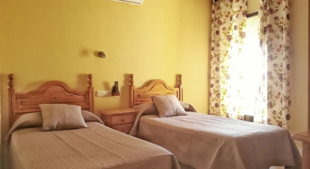 Hostal Los Rosales, Book Hotel Hoteller i Tejeda de Tietar med parkering, Parkering