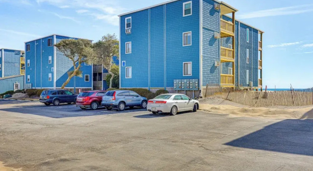 Ocean-view Condo: Steps to North Topsail Beach!, Забронировать Отель Отели Норт-Топсейл-Бич с парковкой, Парковка