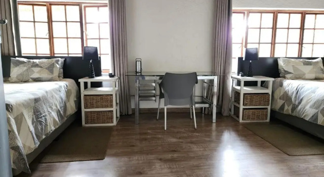 Кровать в общем номере Goodnight Guest Lodge