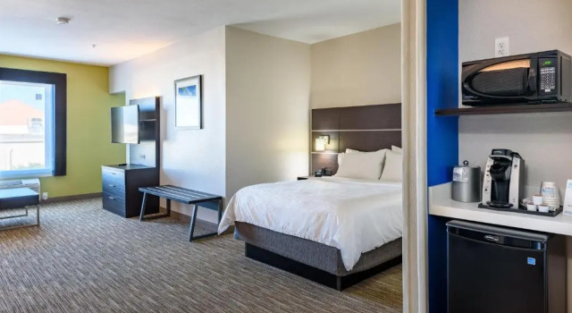 Четырёхместный номер Standard Holiday Inn Express Hotel and Suites Bastrop by IHG