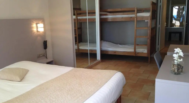 Четырёхместный номер Standard с видом на море Hotel de la Plage