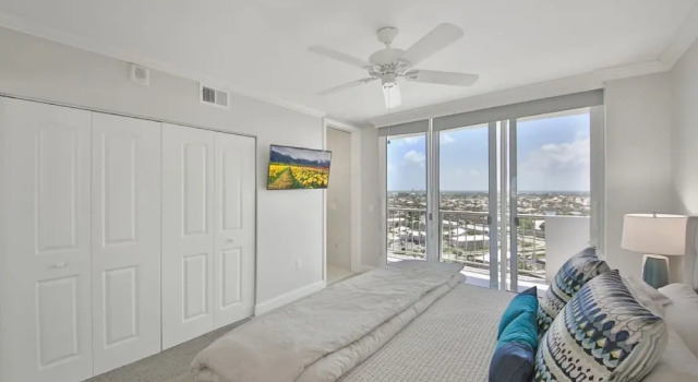 Admiralty House Unit 1706 Marco Island Vacation Rental 2 Bedroom Condo by Redawning, Забронировать Апартаменты/квартира Отели Марко-Айленд с бассейном, рядом с Mayaguana, Бассейн