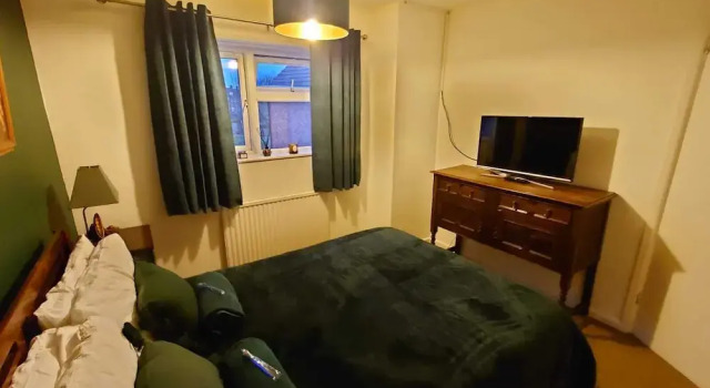 Lovely Rooms in a Quiet Place of Woking, Забронировать Отель Отели Суррей с парковкой, Парковка