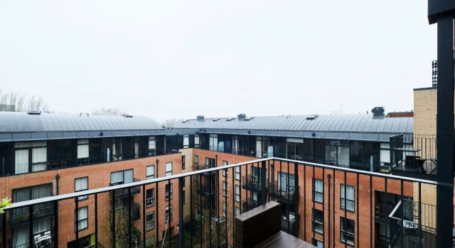 Cozy, Modern 1BR Brixton Flat For 5