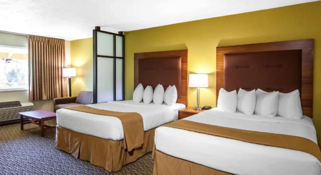 Четырёхместный люкс Quality Inn & Suites at Coos Bay