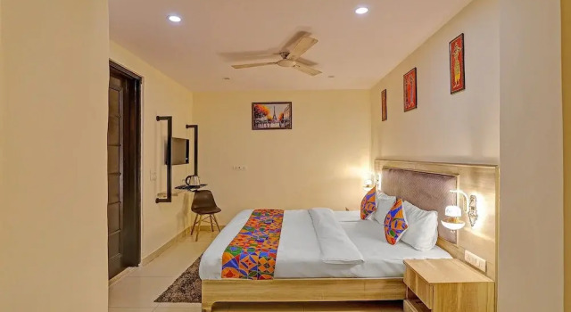 Номер Deluxe FabHotel Orchid White Inn - 600m from Noida Sector 16 Metro Station Noida