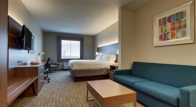 Люкс c 1 комнатой Holiday Inn Express Hotel & Suites Vernon College Area by IHG
