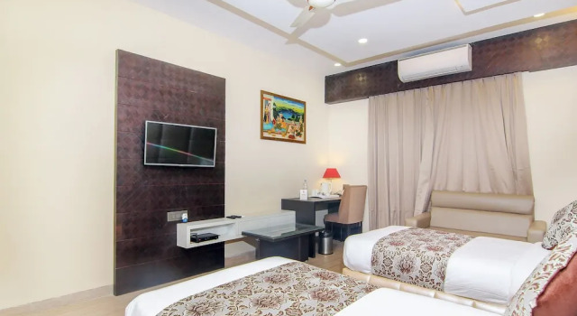 OYO 13482 Hotel Moments