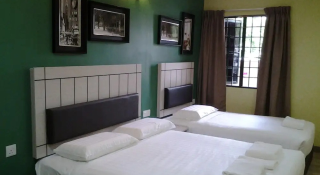 Трёхместный семейный номер Standard Suria Seremban Hotel