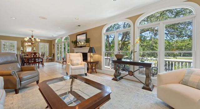 Stunning Marsh Lake Villa Perfect For Entertaining Sue's Way 3 Bedroom Villa by Peace Vacations, Book Villa Sommerhuse i Debordieu Colony, Hytte