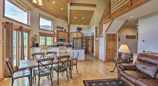 2 Mi to Granby Ranch: Granby Home w/ Hot Tub!, Rezervați Casă de vacanță Vile în Parshall, Vilă