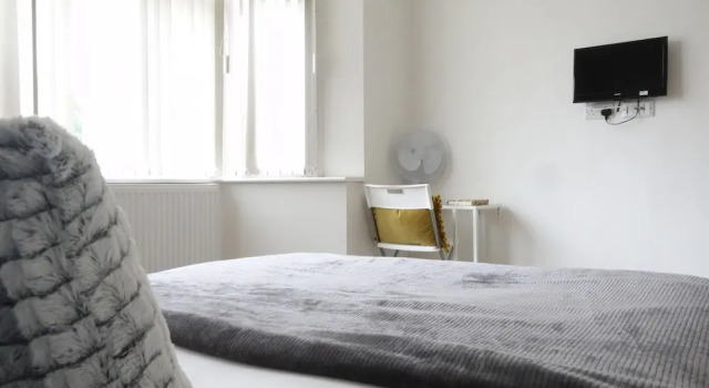 Private Rooms-Private Bathrooms-Near Airport- CABIN CREW paradise, Забронировать Отель Отели Англии 3 звезды, 3*