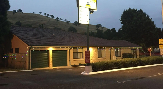 Gundagai Cabins & Tourist Park, Забронировать Отель Гандагай Riverina, рядом с Аббатство Ланиган