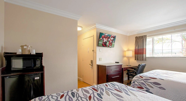 Четырёхместный номер Deluxe Red Roof Inn & Suites Monterey