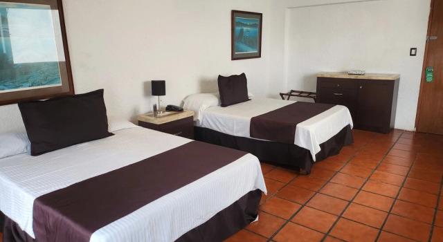 Четырёхместный номер Standard с балконом и с видом на бассейн Hill House Mazatlan