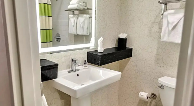 Четырёхместный номер Superior Royal St. Charles Hotel