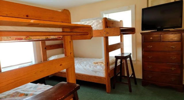 Beaufort Harbour Suites and Lodges, Забронировать Отель Бофорт Северная Каролина, рядом с Историческое кладбище Олд-Беринг-Граунд