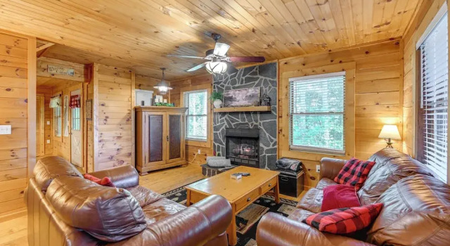 Pet-friendly Bryson City Cabin w/ Fire Pit + Deck!, Buchen Sie Hotel Bryson City Great Smoky Mountains