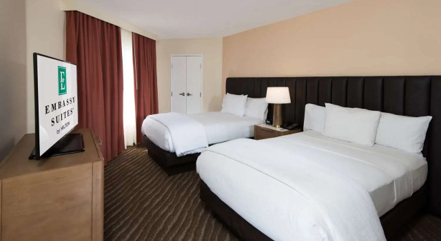 Четырёхместный люкс с 2 комнатами с видом на горы Embassy Suites by Hilton Phoenix Scottsdale