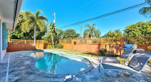 Коттедж с 4 комнатами с видом на озеро Sardinia Vacation Rental: Delightful Coastal Home near Vanderbilt Beach. Relax in a Private Pool and Spacious 4-BR Retreat with Modern Amenities. Ideal for Families. Minutes from Mercato and Local Attractions