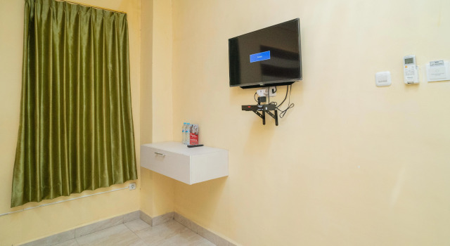 Suite RedDoorz Plus Syariah near Pasar Turi