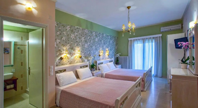 Четырёхместный номер Standard с балконом Hotel Maistrali