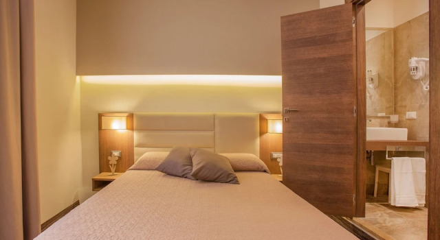 Classic Comfort Room Naples City Center, Забронировать Отель «постель и завтрак» Неаполь Кампания, рядом с Церковь Пио Монте делла Мизерикордия
